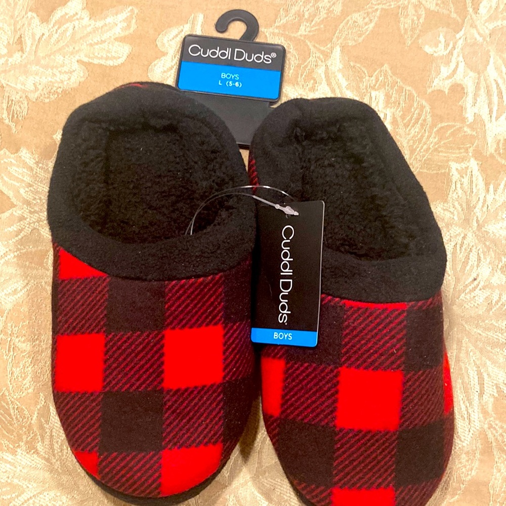 NWT CUDDL DUDS Boy’s Slippers Sz Large (5-6) Red and black plaid NEW with tags